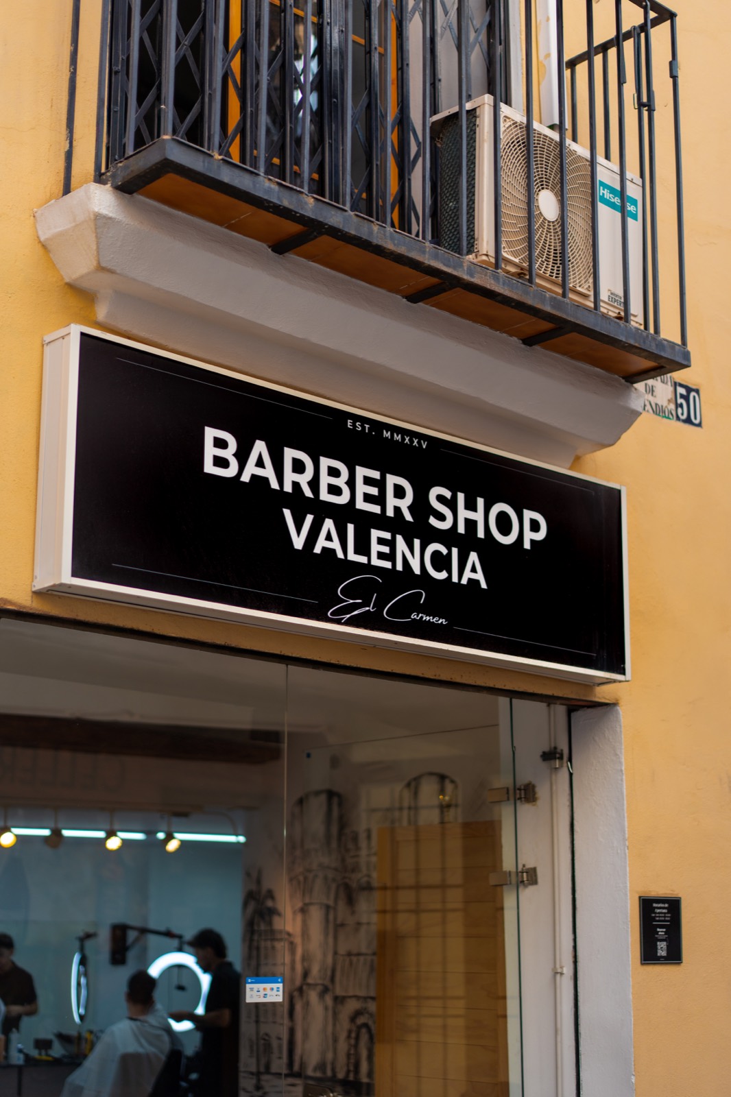 Storefront of Barber Shop Valencia El Carmen