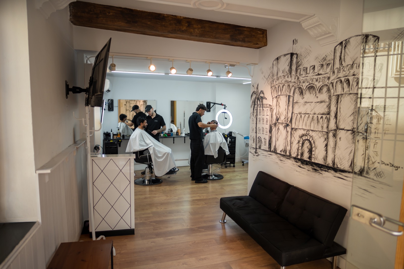Interior of Barber Shop Valencia El Carmen